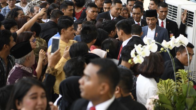 Presiden Joko Widodo halalbihalal dengan warga di Istana Negara, Jakarta, Rabu (5/6). [ANTARA FOTO/Puspa Perwitasari]