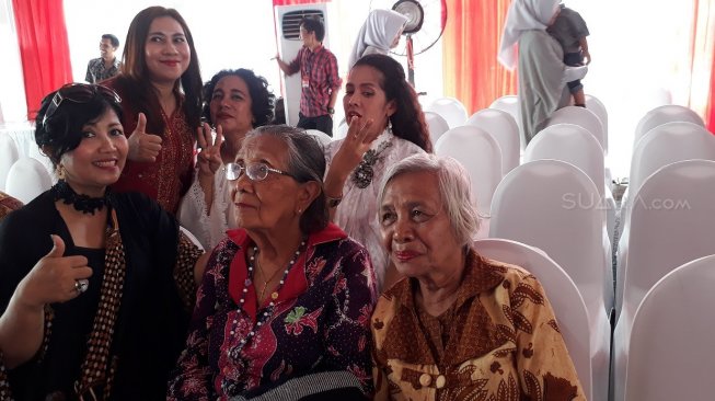 Ingin Salami Jokowi, Dua  Nenek Rela Panas-Panasan Mengantre