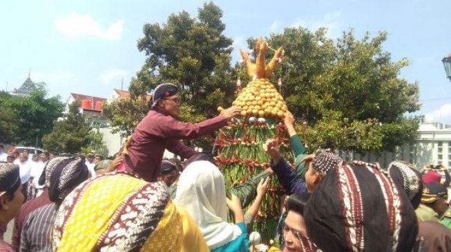 Ribuan Warga Rebutan Gunungan Grebeg Syawal