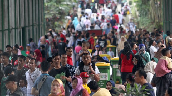 Pengunjung memadati area wisata Taman Margasatwa Ragunan, Jakarta Selatan, Kamis (6/6). [Suara.com/Arief Hermawan P]