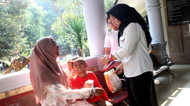 Petugas memeriksa anak hilang di pusat informasi Taman Margasatwa Ragunan, Jakarta Selatan, Kamis (6/6). [Suara.com/Arief Hermawan P]