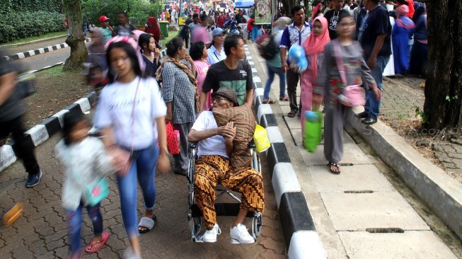 Pengunjung memadati area wisata Taman Margasatwa Ragunan, Jakarta Selatan, Kamis (6/6). [Suara.com/Arief Hermawan P]