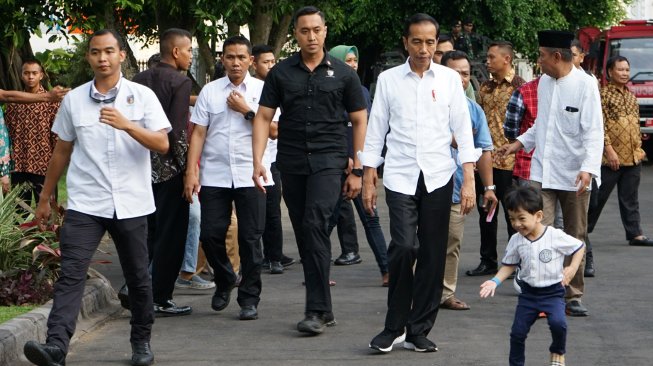 Presiden RI Joko Widodo bersama cucunya Jan Ethes saat mengunjungi Gedung Agung Yogyakarta, Kamis (6/6). [ANTARA FOTO/Andreas Fitri Atmoko]