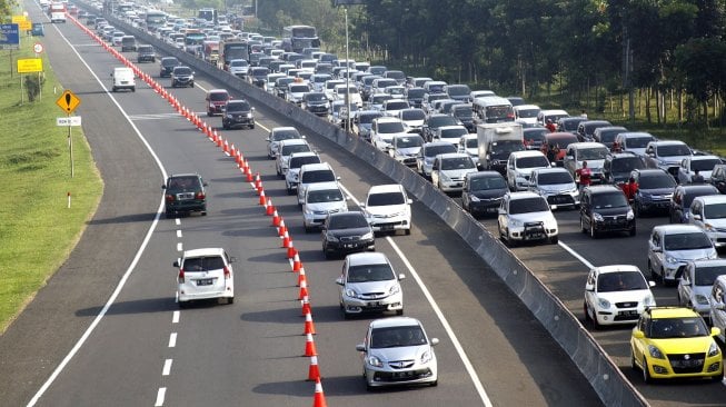 Sejumlah kendaraan memadati jalur keluar pintol tol Jagorawi, Ciawi, Puncak, Bogor, Jawa Barat, Kamis (6/6).  [ANTARA FOTO/Yulius Satria Wijaya]