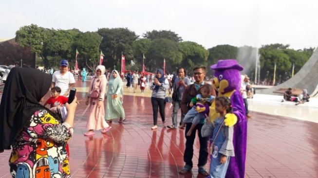 TMII Dipadati Warga yang Tak Mudik Tapi Rindu Kampung Halaman
