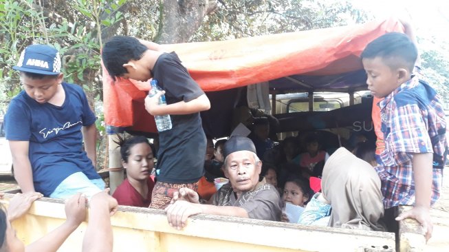 Tak kenal takut, para wisatawan ke Taman Margasatwa Ragunan ini naik mobil bak terbuka [Suara.com/Novian Ardiansyah].