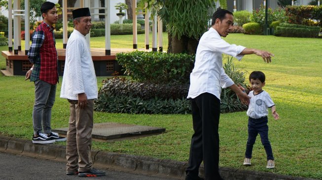 Presiden RI Joko Widodo bersama cucunya Jan Ethes saat mengunjungi Gedung Agung Yogyakarta, Kamis (6/6). [ANTARA FOTO/Andreas Fitri Atmoko]