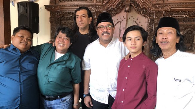 Hari Kedua Lebaran, Keluarga Si Doel Kumpul di Rumah Rano Karno