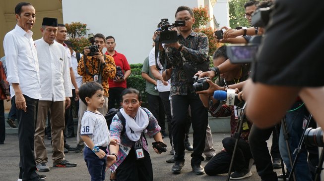 Presiden RI Joko Widodo bersama cucunya Jan Ethes saat mengunjungi Gedung Agung Yogyakarta, Kamis (6/6). [ANTARA FOTO/Andreas Fitri Atmoko]