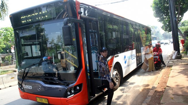 Bus TransJakarta Gratis Disediakan untuk Mengantar Jemaat Natal Katedral