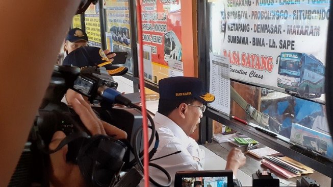 Menhub Budi Karya Sumadi meninjau booth ticketing bus, berusa pengguna moda transportasi bus, serta santap siang bersama para sopir bus [Suara.com/Achmad Fauzi].