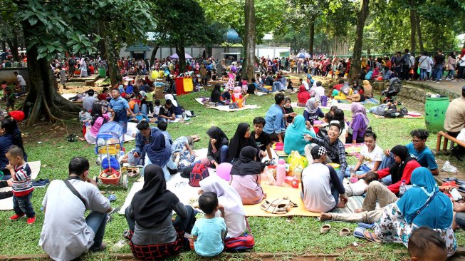 Pengunjung memadati area wisata Taman Margasatwa Ragunan, Jakarta Selatan, Kamis (6/6). [Suara.com/Arief Hermawan P]