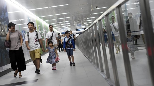 Ingat, Nongkrong Santai di Lantai Stasiun MRT Kena Denda Rp 500 Ribu