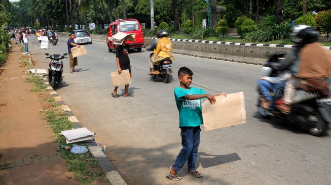 Pedagang menawarkan tikar kepada warga yang melintas di Jalan RM Harsono, Jakarta Selatan, Kamis (6/6).  [Suara.com/Arief Hermawan P]