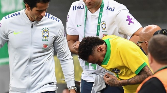 Bintang Brasil, Neymar meninggalkan lapangan setelah mengalami cedera saat laga uji coba menghadapi Qatar. EVARISTO SA / AFP