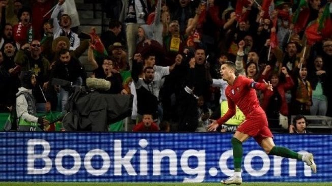 Bintang Portugal Cristiano Ronaldo merayakan golnya ke gawang Swiss di semifinal UEFA Nations League. MIGUEL RIOPA / AFP