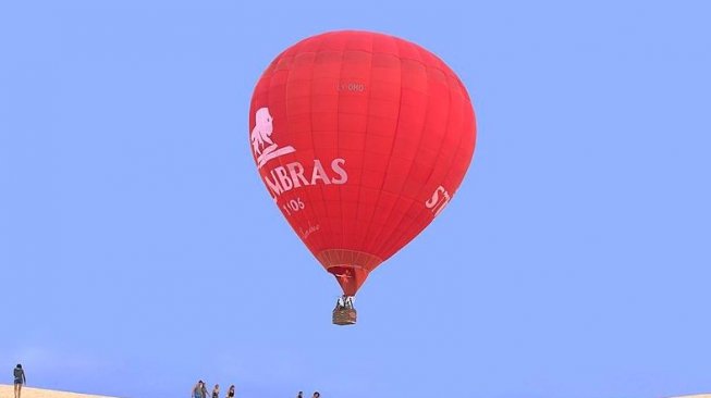 Mengudara dengan balon terbang di White Sand Dune (Wikimedia Commons Thomas Wikip)