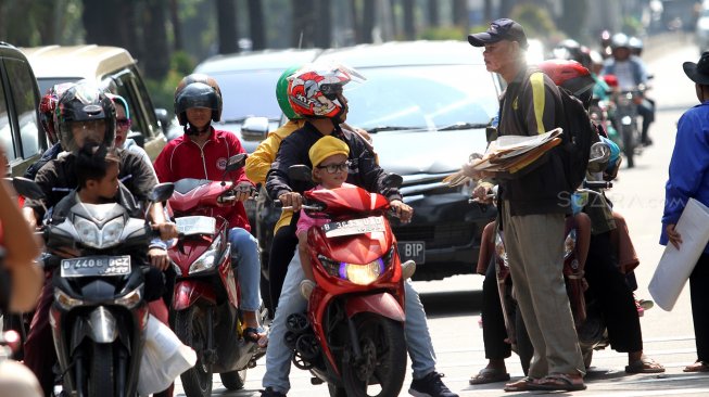 Pedagang menawarkan tikar kepada warga yang melintas di Jalan RM Harsono, Jakarta Selatan, Kamis (6/6).  [Suara.com/Arief Hermawan P]