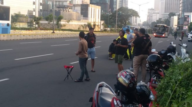 Kendaraan Sudah Ramai, Warga Masih Nekat Berfoto di Tengah Jalan Sudirman
