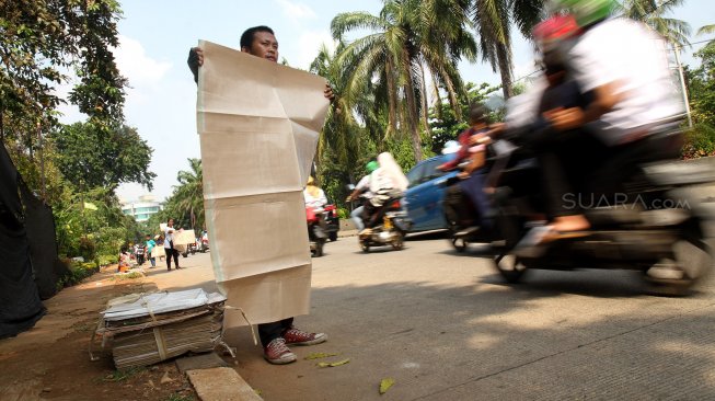 Penjual Tikar Menjamur di Sepanjang Pintu Masuk Ragunan