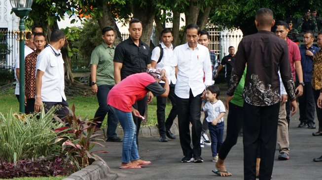 Presiden RI Joko Widodo bersama cucunya Jan Ethes saat mengunjungi Gedung Agung Yogyakarta, Kamis (6/6). [ANTARA FOTO/Andreas Fitri Atmoko]