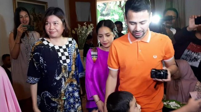 Raffi Ahmad dan Nagita Slavina berkunjung ke rumah orangtua Baim Wong, Jumat (7/6/2019). [Yuliani/Suara.com]