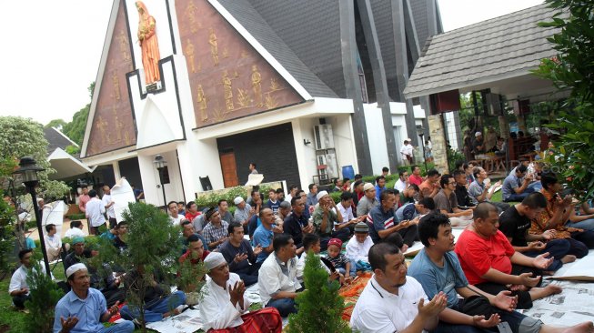 Umat muslim melaksanakan Salat Jumat berjamaah di halaman Gereja Katolik Santa Catharina di kawasan Taman Mini Indonesia Indah (TMII), Jakarta, Jumat (7/6). [Suara.com/Arief Hermawan P]