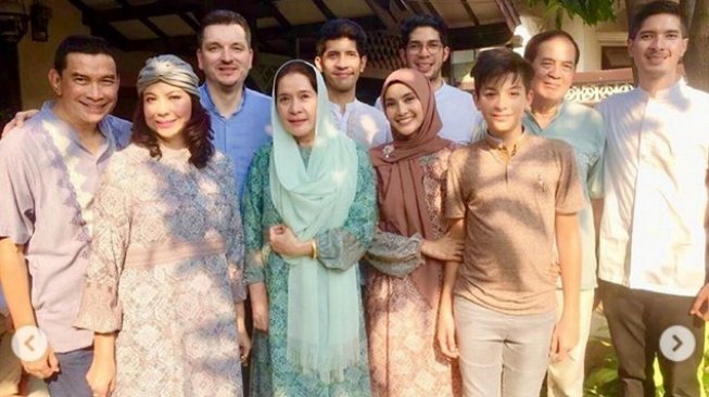 Maudy Koesnaedi merayakan Idul Fitri bersama keluarga besarnya di Jakarta. [Instagram]