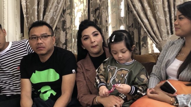 Anang Hermansya bersama Ashanty, Aurel dan Arsy. [Revi C Rantung/Suara.com]