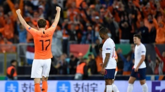 Bek Belanda Daley Blind merayakan kemenangan skuatnya atas Inggris di semifinal UEFA Nations League. MIGUEL RIOPA / AFP