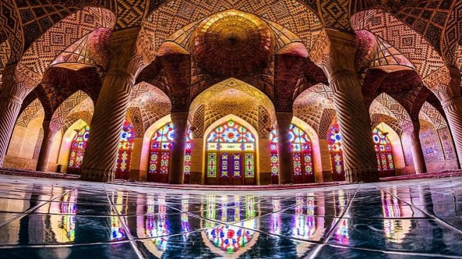 Puspa Warna, Pertunjukan Cahaya di Masjid Nasir al-Mulk Iran