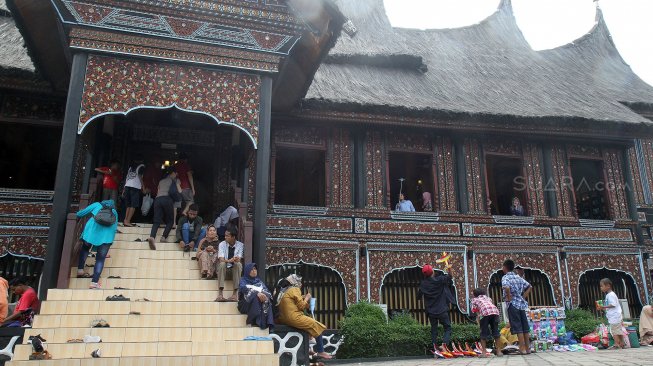 Pengunjung menikmati suasana di kawasan wisata Taman Mini Indonesia Indah (TMII), Jakarta, Jumat (7/6). [Suara.com/Arief Hermawan P]
