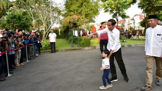 Jokowi dan Ethes di Yogyakarta. (Suara.com/Novian A)