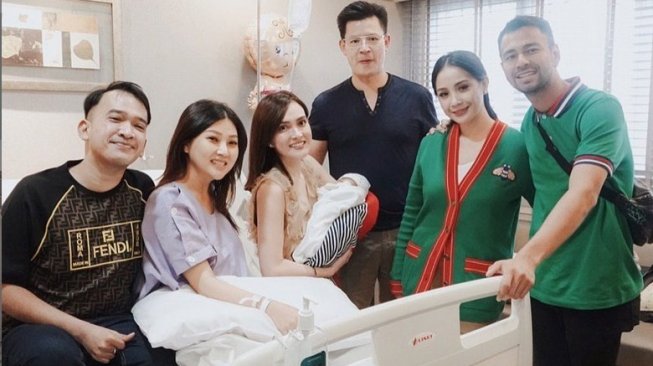 Sejumlah artis seperti Raffi Ahmad, Nagita Slavina dan Shandy Aulia menjenguk istri Ruben Onsu, Sarwendah, yang baru saja melahirkan anak keduanya di sebuah rumah sakit di Singapura, 6 Juni 2019. [Instagram]