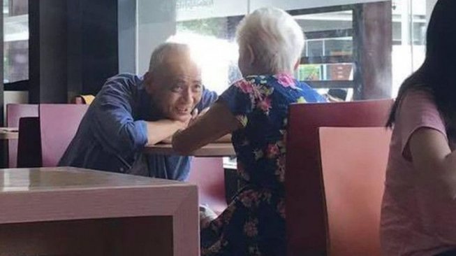 Tatapan Kakek Kepada Istrinya Ini Bikin Anak Muda Kagum Lihatnya