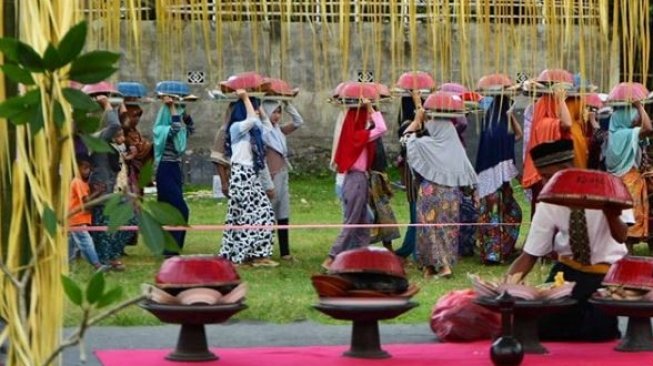 Menyimak Kembali Festival Ngejot, Tradisi Lebaran Khas Desa Lenek