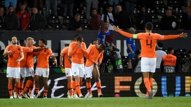 Para pemain Belanda merayakan gol Quincy Promes saat mengalahkan Inggris di semifinal UEFA Nations League Afonso Henriques Stadium. MIGUEL RIOPA / AFP