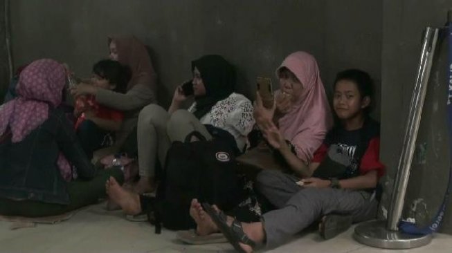 Kehabisan Tiket Penumpang KA Rangkasbitung-Merak Menginap di Stasiun
