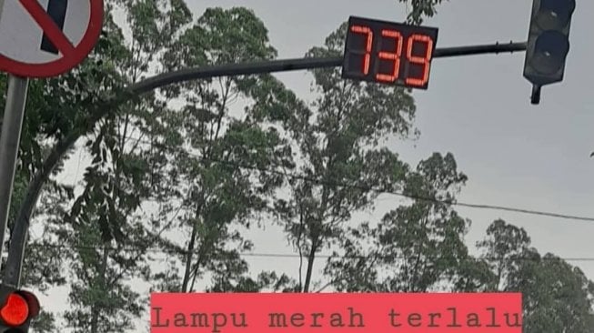 Potret Lampu Merah 739 detik, Bikin Warganet Berimajinasi Kocak