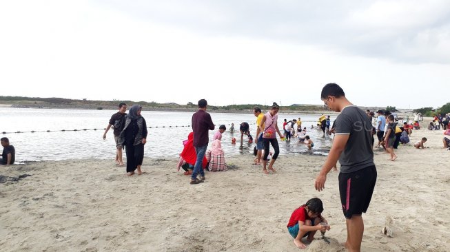 Suasana pantai Ancol yang dipadati pengunjung, Jumat (7/6/2019). [Dinda Rachmawati/Suara.com]