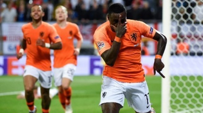 Pemain depan Belanda Quincy Promes merayakan golnya setelah menjebol gawang Inggris di semifinal UEFA Nations League. MIGUEL RIOPA / AFP
