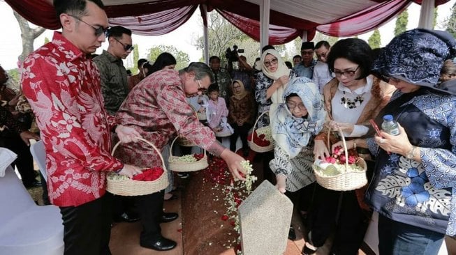 Lebaran Hari Ketiga, SBY dan Mertua Nyekar ke Makam Ani Yudhoyono