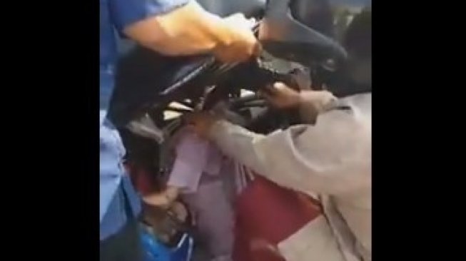 Jilbab Tersangkut di Jeruji Motor, Wanita Ini Jadi Gagal Berlebaran