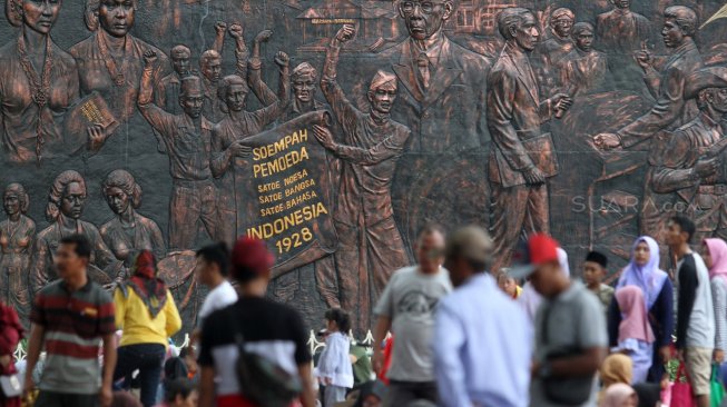 Pengunjung menikmati suasana di kawasan wisata Taman Mini Indonesia Indah (TMII), Jakarta, Jumat (7/6). [Suara.com/Arief Hermawan P]
