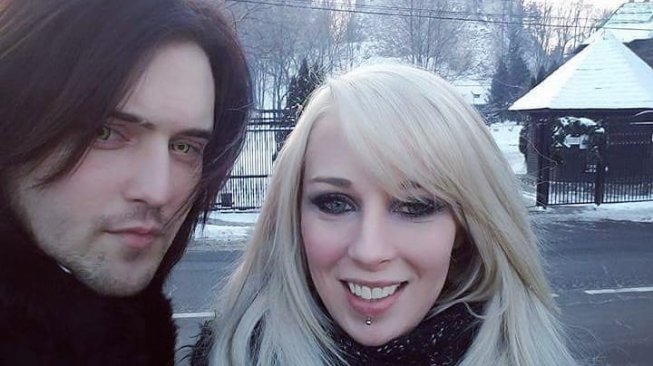 Pasangan vampir di dunia nyata, Logan South dan Daley Catherine. (Instagram/@daleycatherine)