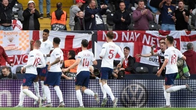 Para pemain Inggris merayakan gol Marcus Rashford saat menghadapi Belanda di semifinal UEFA Nations League. MIGUEL RIOPA / AF