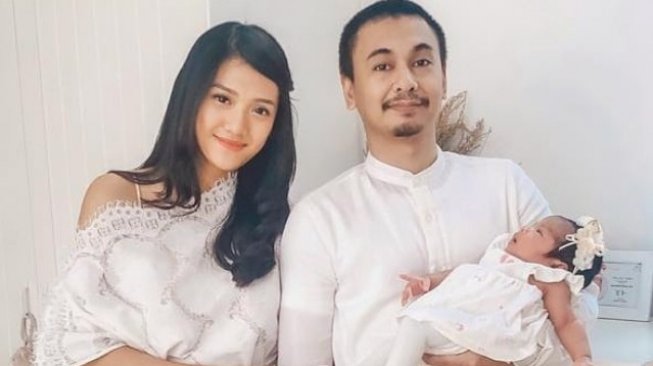 Raditya Dika bersama Anissa Aziza dan putrinya, Alinea. [Instagram]