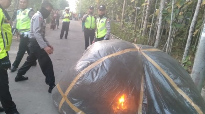 Polisi sita balon udara dan petasan milik warga [Foto Dok. Polisi].