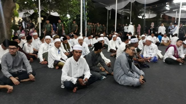 Tahlilan Hari Ketujuh Meninggalnya Ani Yudhoyono di kediaman SBY, Cikeas, Jawa Barat, Jumat (7/6/2019). (Suara.com/Novian Ardiansyah)