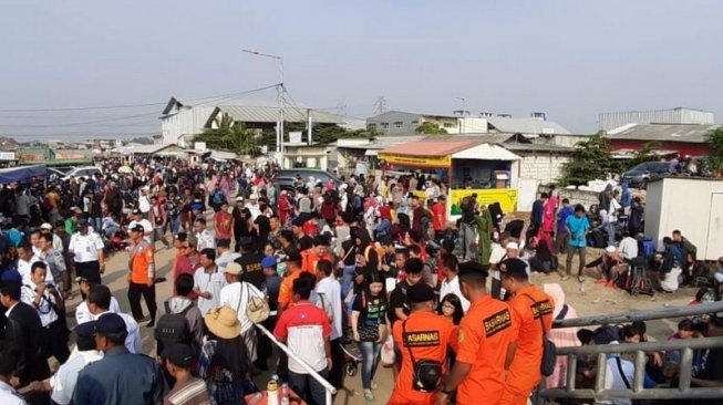 Penumpang di Pelabuhan Kali Adem, Muara Angke, Jakarta Utara, Jumat (7/6/2019). (Suara.com/Ahmad F)